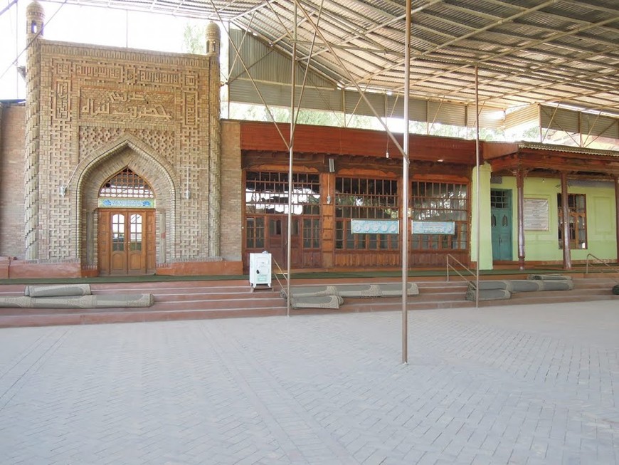 MAUSOLEUM OF HAZRATI BOBO